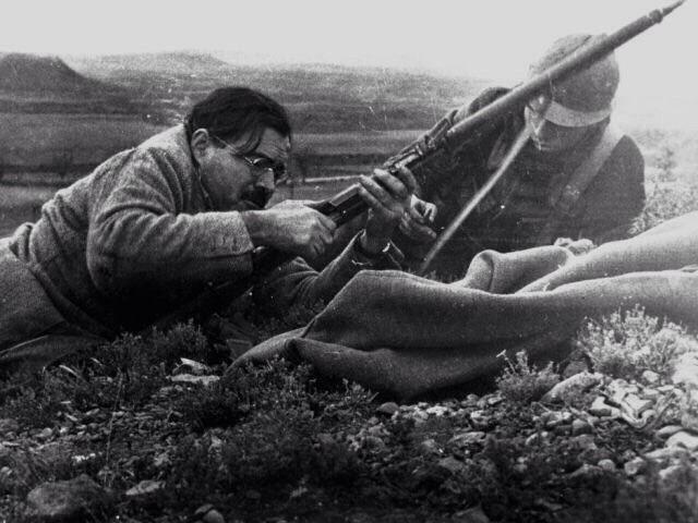 1937. Hemingway mellett a spanyol fronton.